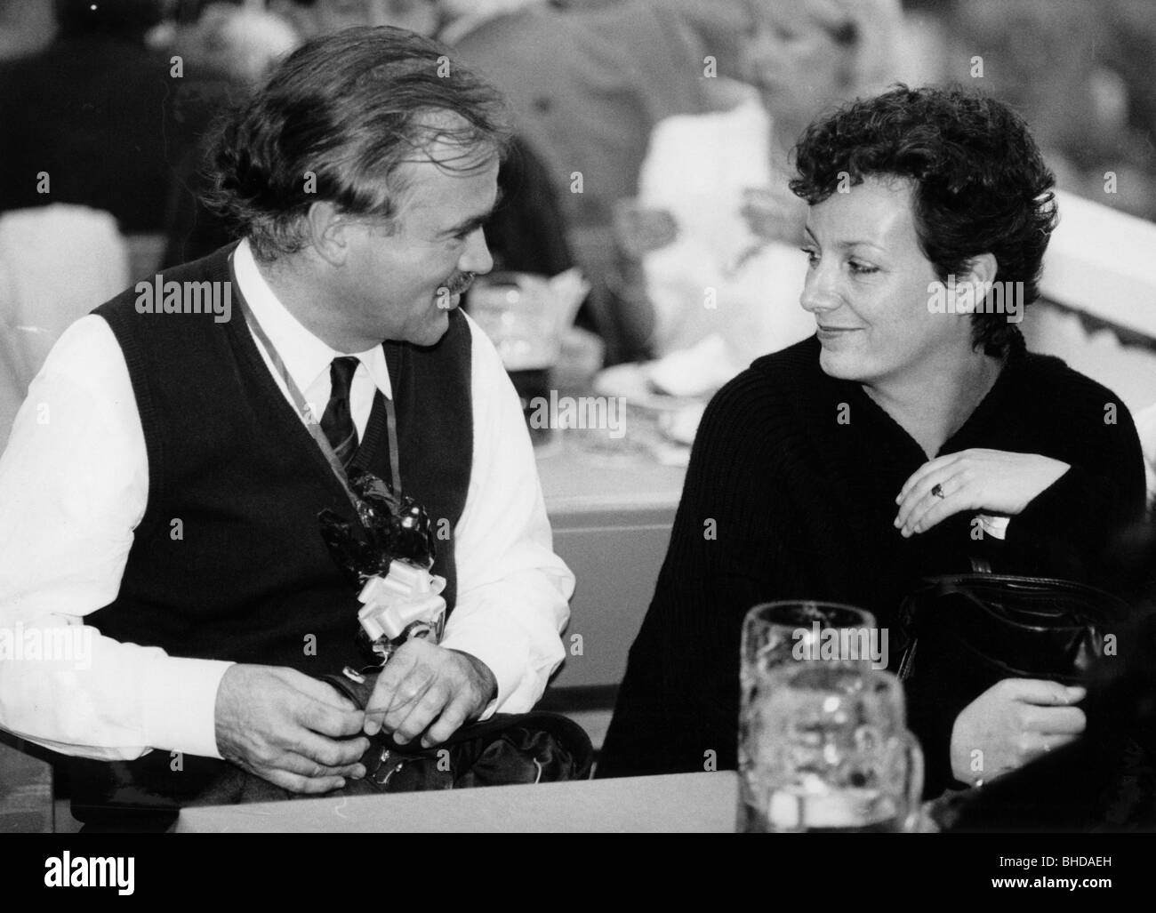 Dr. Gauweiler, Peter, * 22.6.1949, politico tedesco (CSU), a metà lunghezza, con Sabine Csampai (Green Party), oktoberfest, festival della birra di Monaco, apertura, 1988, Foto Stock