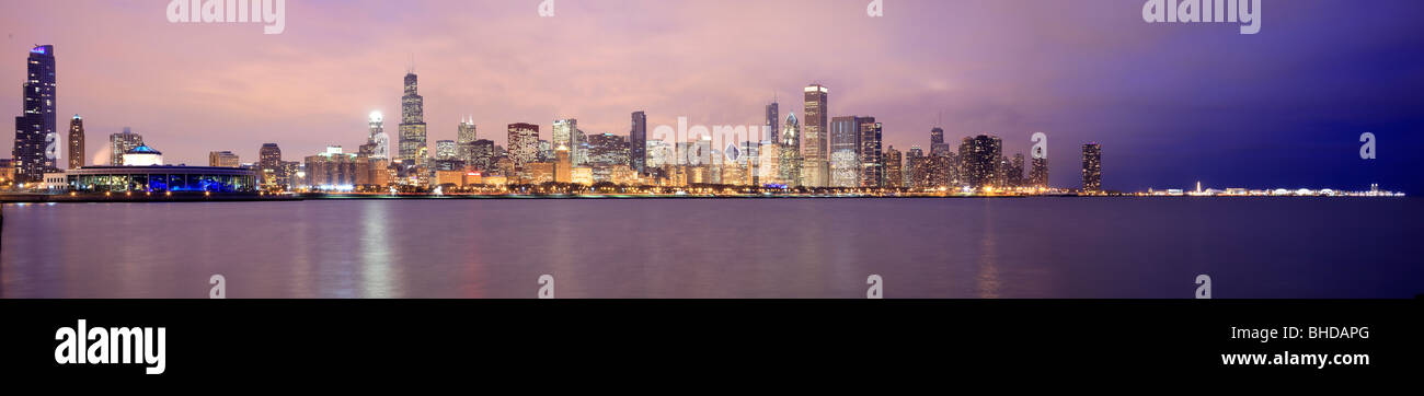Sullo skyline di Chicago visto sul lago Michigan Foto Stock
