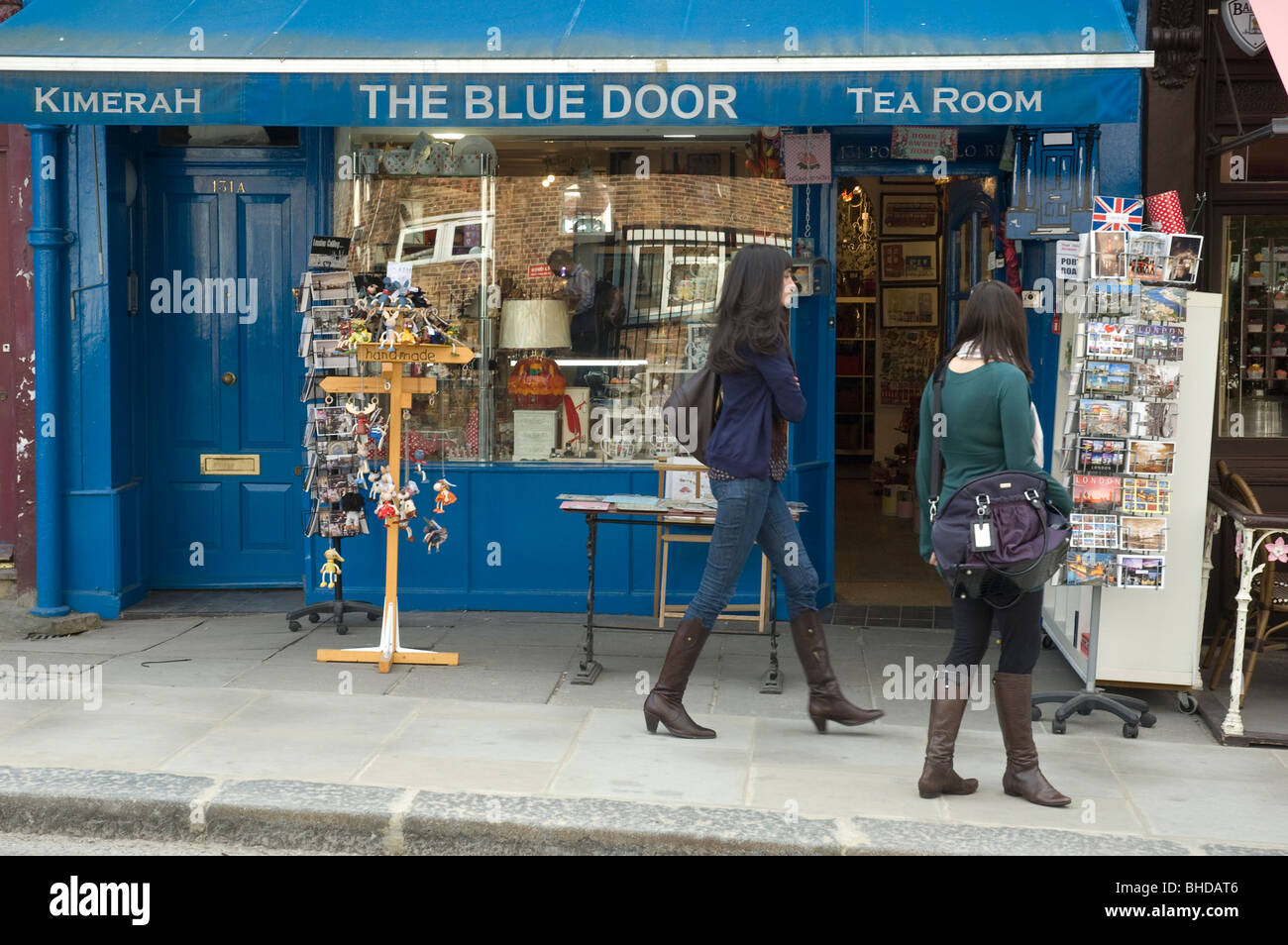 La porta blu - Un negozio e sala da tè con passaggio di acquirenti n Notting Hill Gate London REGNO UNITO Foto Stock