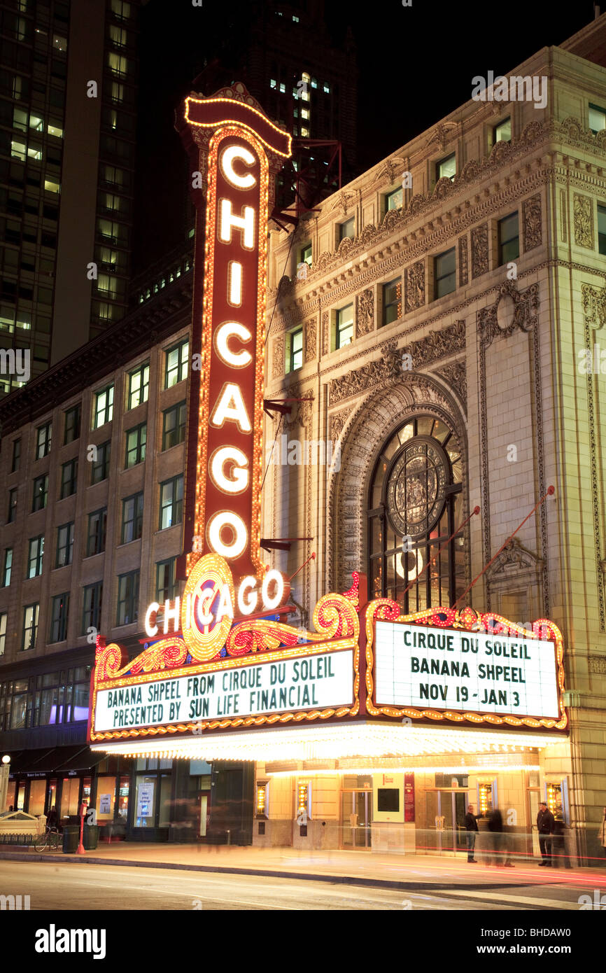 Il quartiere del teatro, il famoso Balaban e Katz Chicago Theatre visto di notte, Chicago, Illinois Foto Stock