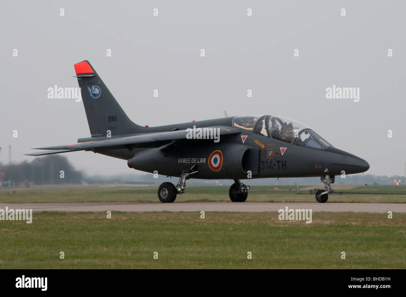Visitando il francese Alpha jet tassare fuori per la pista di RAF Conningsby Foto Stock