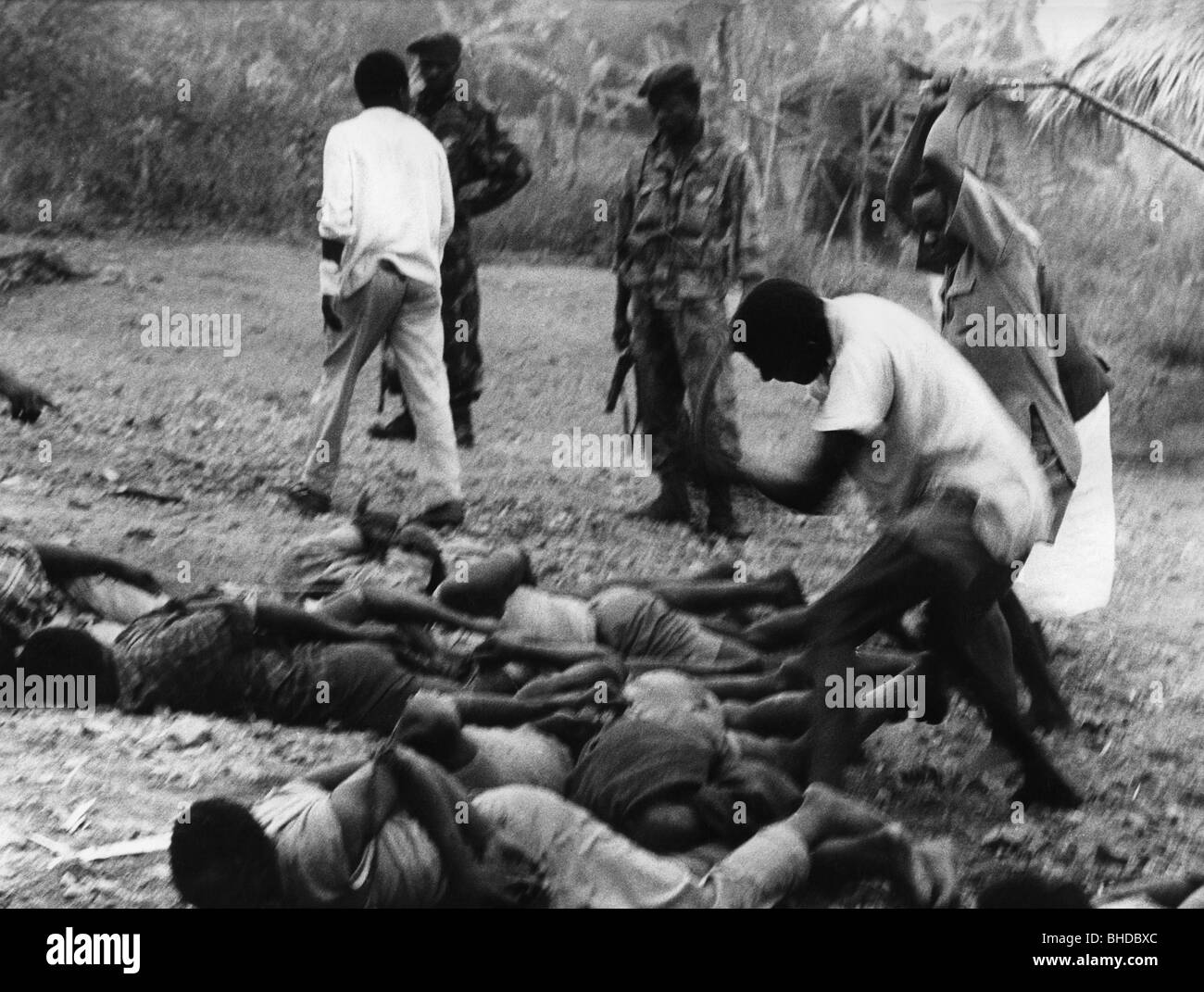 Geografia / viaggio, Congo, eventi, Simba rivolta 1964 - 1965, abitanti del villaggio battendo cattura ribelli a morte, dicembre 1964, Foto Stock