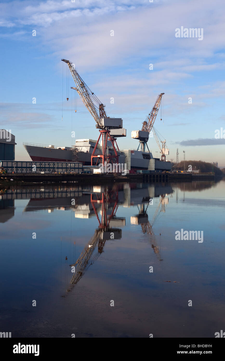 Il sollevamento di carichi pesanti nave gru di cantiere si riflette nel fiume Clyde, Glasgow, Scozia. Foto Stock