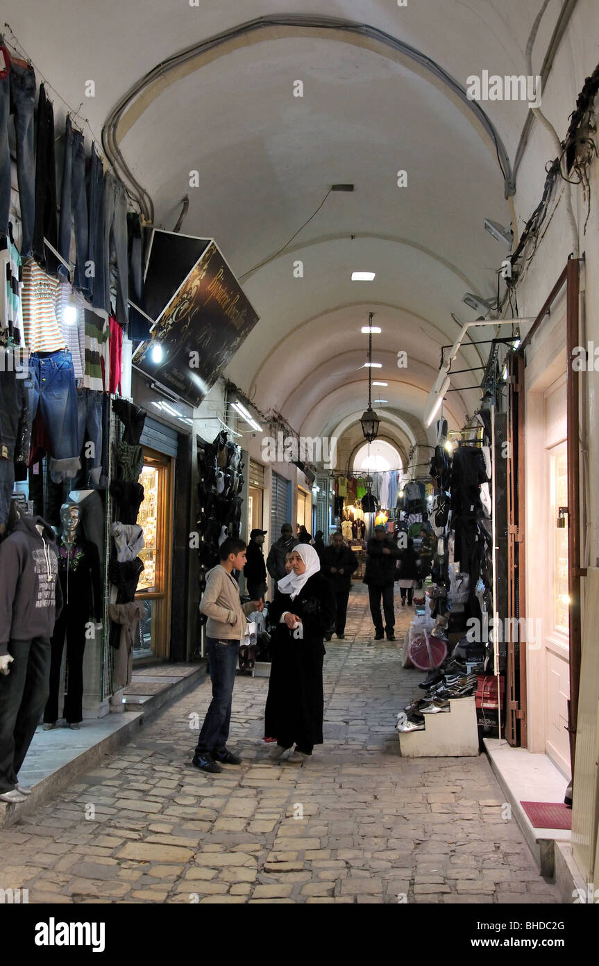Vicoli coperti con negozi, Sousse Medina, Sousse, Sousse Governatorato, Tunisia Foto Stock