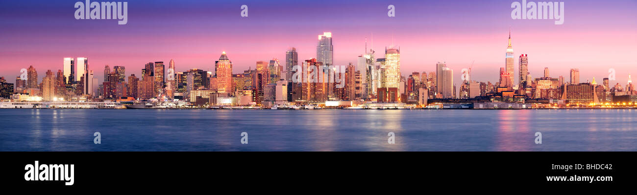 Skyline di New York vista al tramonto dal New Jersey Foto Stock