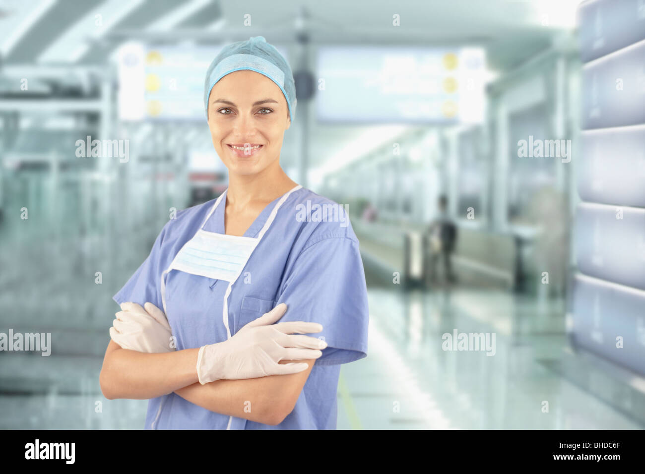Razza mista medico indossando scrubs in ospedale Foto Stock