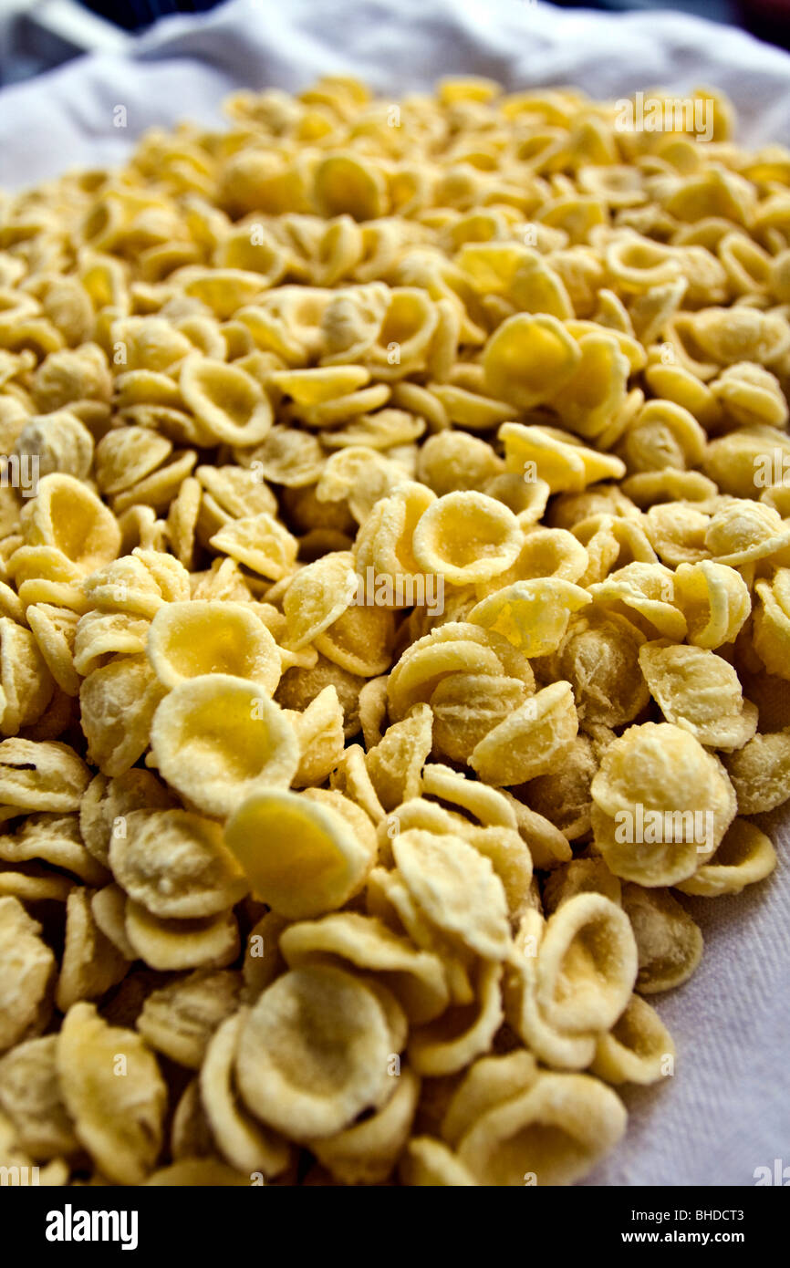 Pugliese di orecchiette, fatta a mano della pasta fresca typicall e famoso in Puglia sud italia Foto Stock