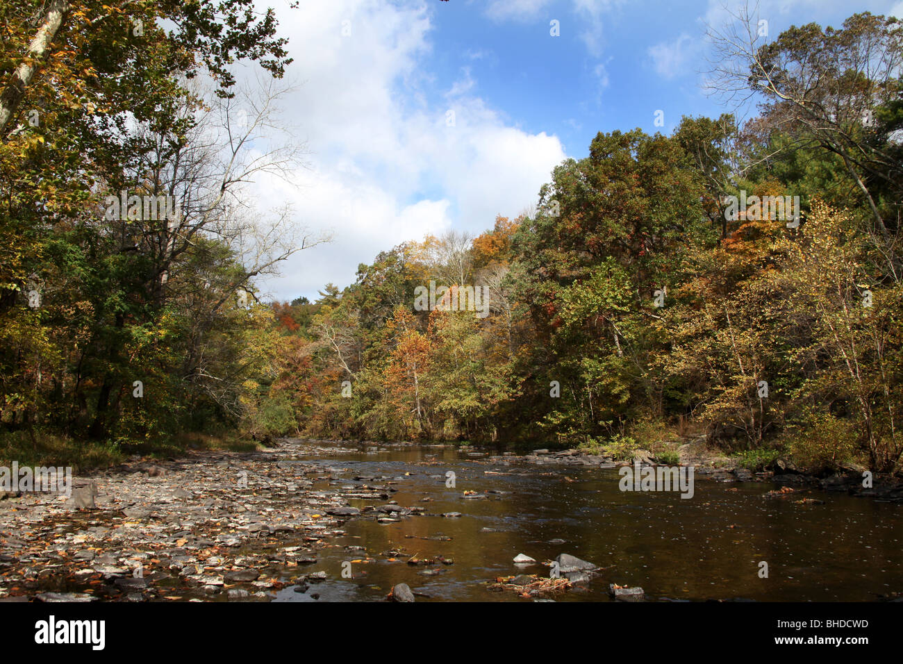 Tohickon Creek nel Ralph Stover state Park, autunno, Pennsylvania rurale, Stati Uniti Foto Stock