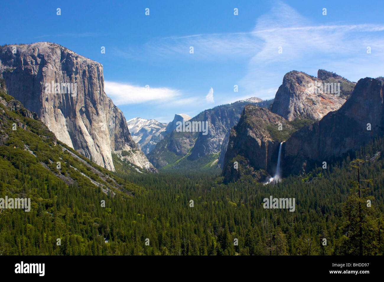 Il parco nazionale di Yosemite Valley in California, Stati Uniti d'America. Foto scattata da dal punto di ispirazione con Bridal Falls e mezza cupola in shot Foto Stock