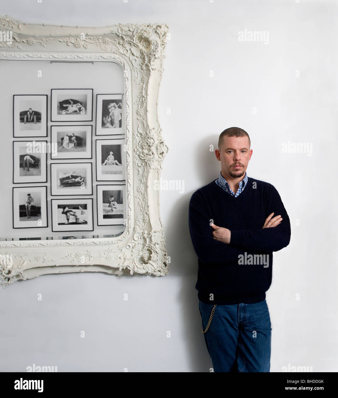 Alexander McQueen, designer di moda, nei suoi uffici presso 10 Amwell  Street, Londra Foto stock - Alamy