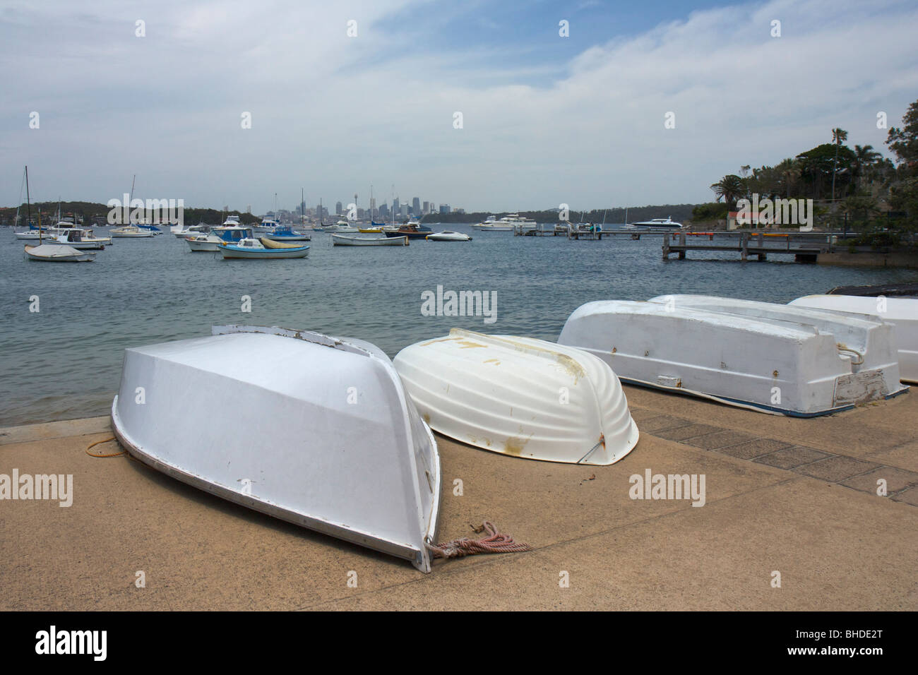 Skyline di Sydney da Watson Bay Harbor in Australia in un giorno nuvoloso Foto Stock