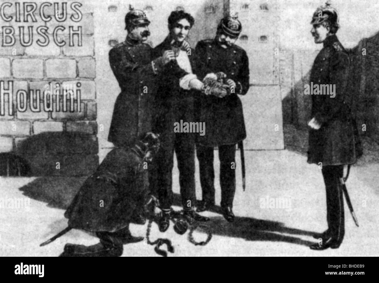 Houdini, Harry, 6.4.1874 - 31.10.1926, artista americano (artista di fuga), a tutta lunghezza, incatenato da poliziotti, circa 1915, Foto Stock