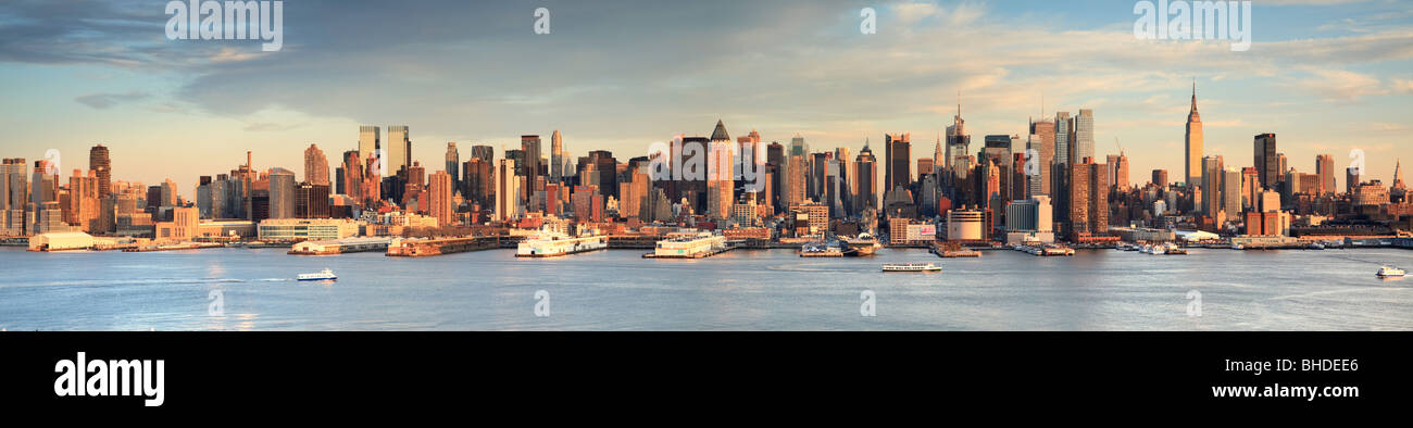 Skyline di New York vista al tramonto dal New Jersey Foto Stock