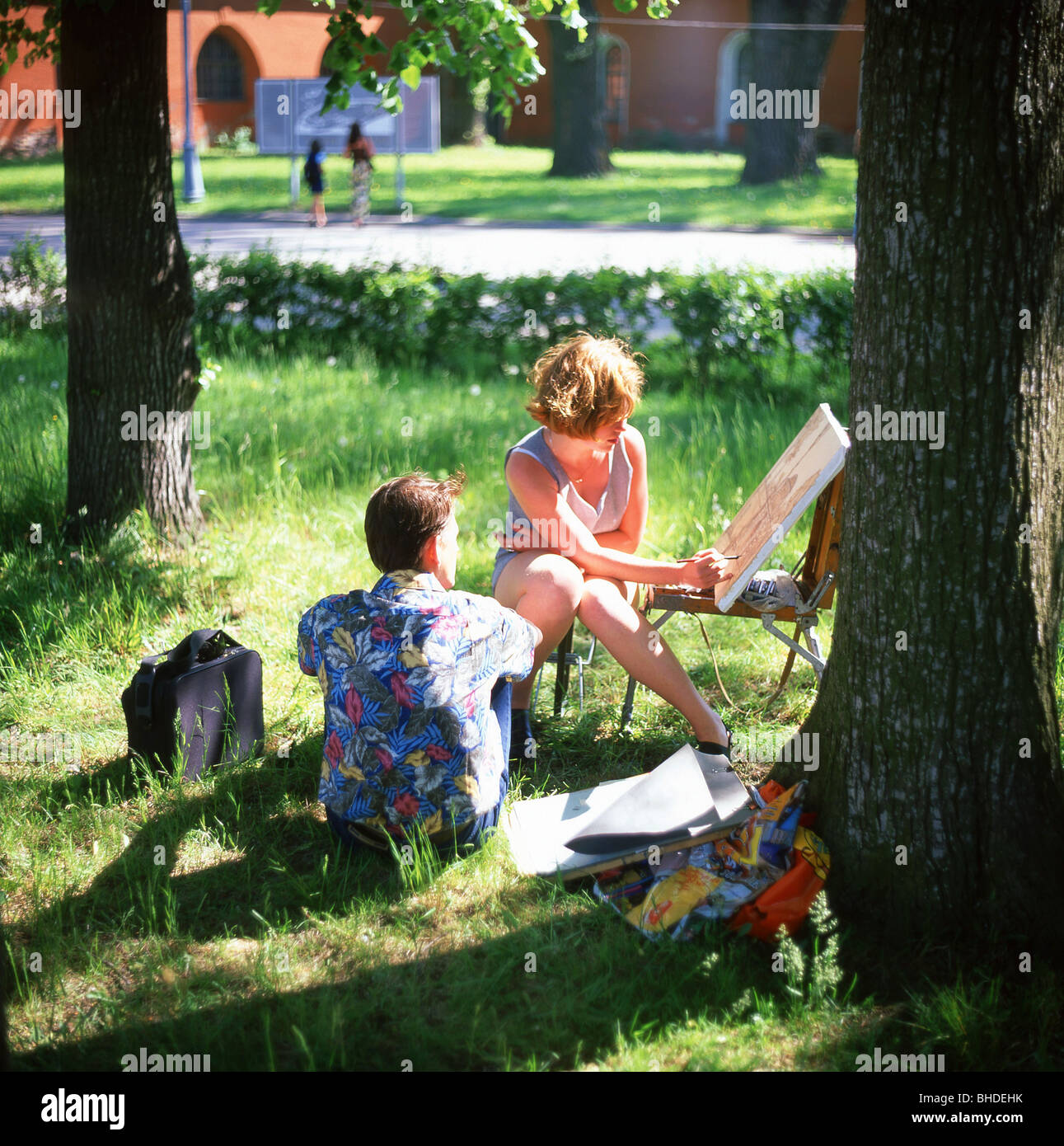 Donna pittura nel parco, la Fortezza di Pietro e Paolo San Pietroburgo, regione nord-occidentale, la Russia Foto Stock