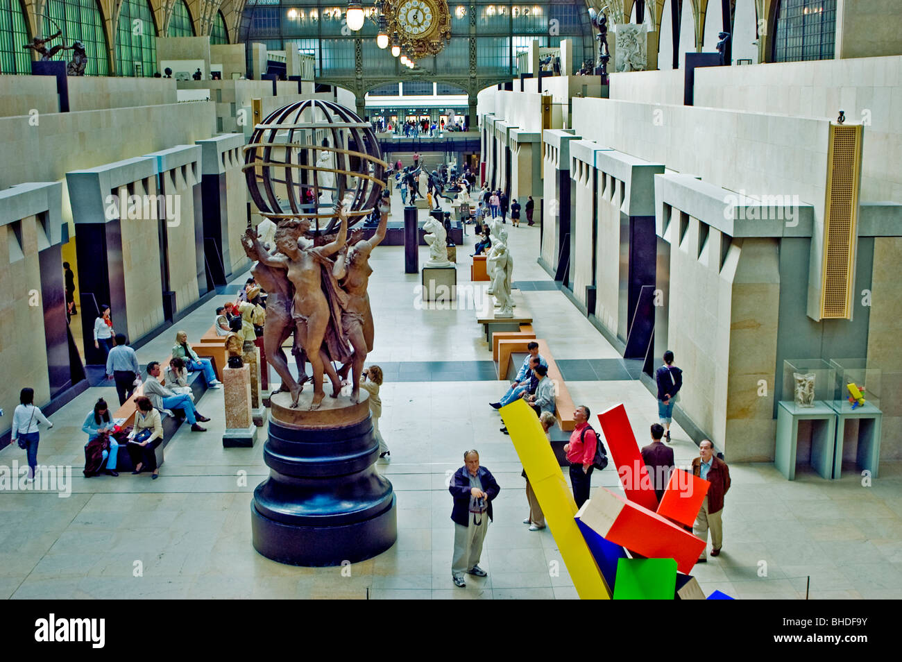 Parigi, Francia - Panoramica, persone all'interno del corridoio principale del Museo d'Orsay, 'Musée d'Orsay', con sculture francesi del 19th secolo, Foto Stock