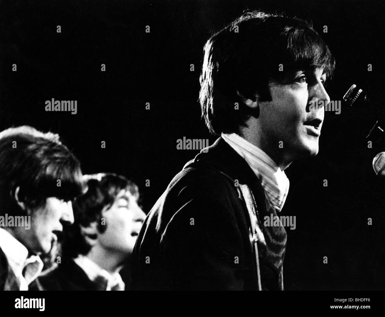 McCartney, Paul, * 18.6.1942, cantante e musicista britannico (The Beatles), a mezza lunghezza, cantando, in concerto, 1966, 1960s, concerto, spettacolo, sul palco, John Lennon, George Harrison, , Foto Stock