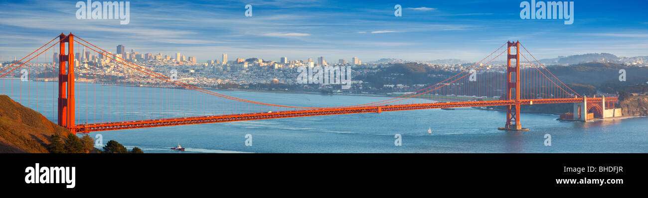 Il Ponte Golden Gate e la skyline di San Francisco vista al tramonto Foto Stock