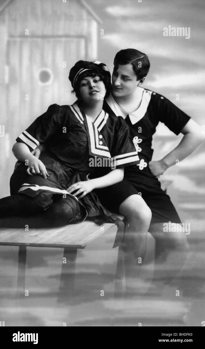 bagno, moda spiaggia, giovane coppia in costumi da bagno, scatto studio, cartolina, 1910, Foto Stock