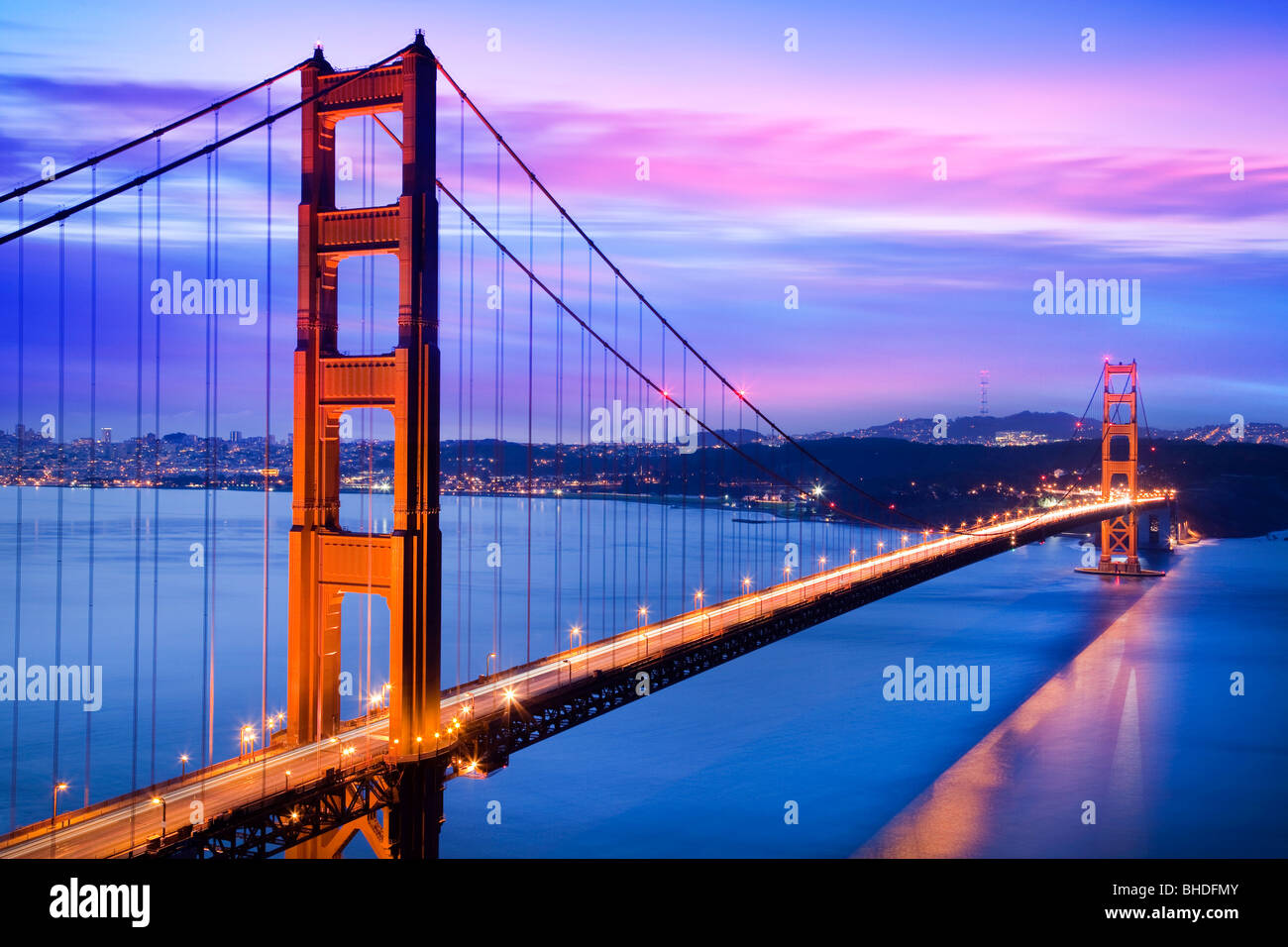 Il Ponte Golden Gate e la skyline di San Francisco vista al tramonto