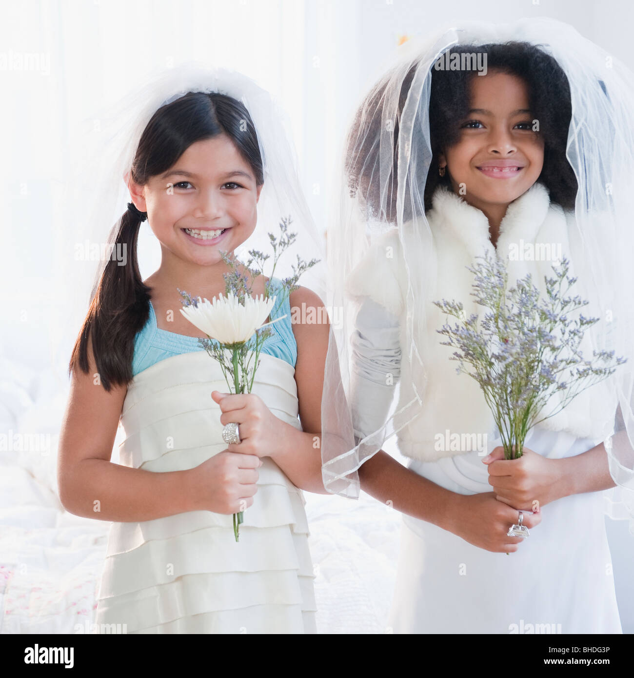 Ragazze vestirsi in abito da sposa Foto Stock