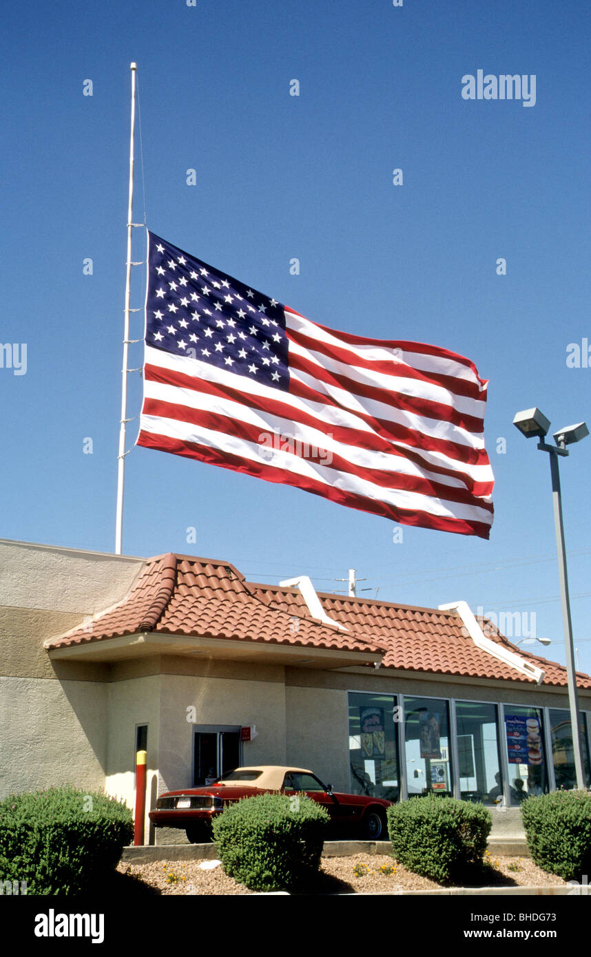 Semi-mast semi-personale bandiera americana dolore onore simpatia morte tragedia di memoria Foto Stock
