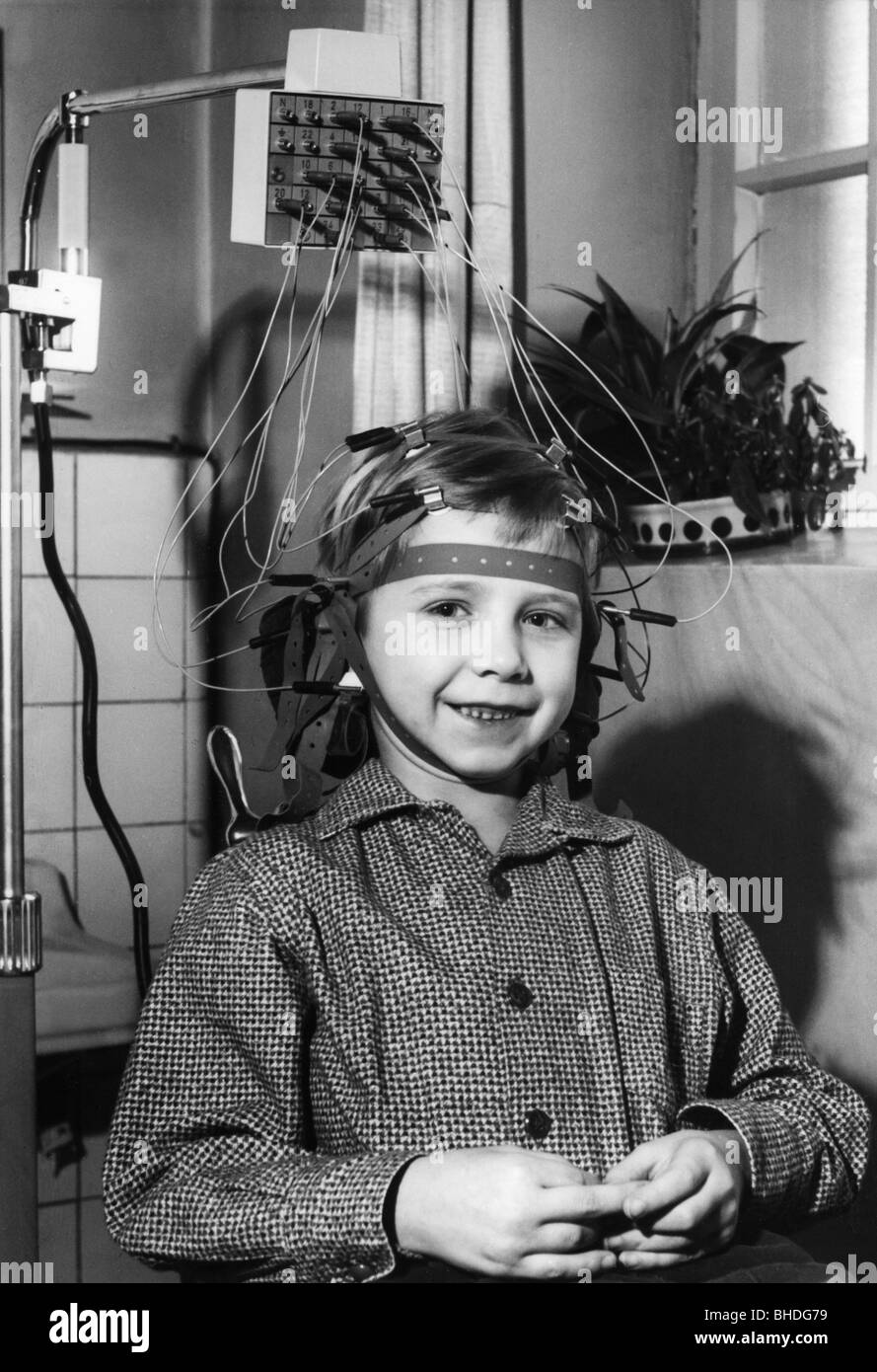 Medicina, trattamento, esame / terapia, ragazzo durante elettroencefalografia (EEG), 1950s, , Foto Stock