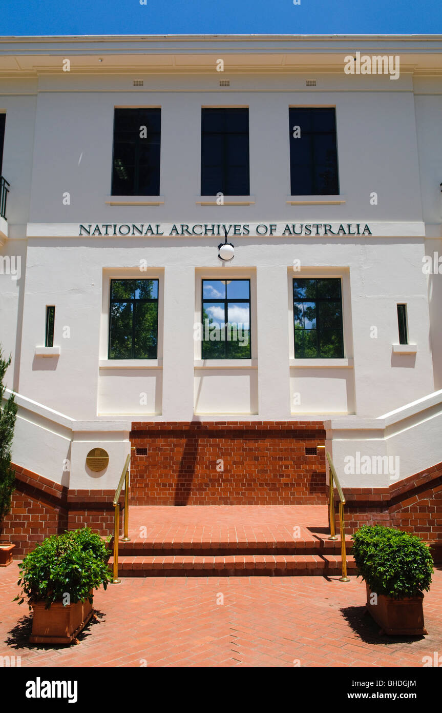 National Archives of Australia Building Canberra // CANBERRA, Australia — The National Archives of Australia Building a Canberra, un'istituzione chiave che conserva i documenti storici e i documenti governativi del paese. Situato nel cuore della capitale della nazione, l'edificio presenta un'architettura moderna ed è una parte vitale del patrimonio archivistico e culturale dell'Australia. Foto Stock
