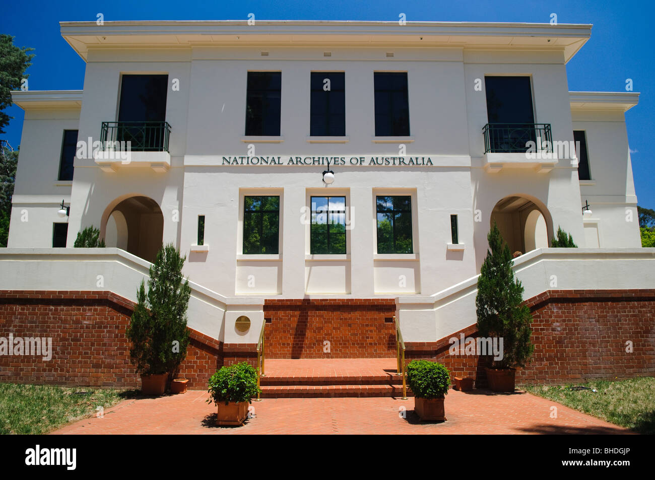 National Archives of Australia Building Canberra // CANBERRA, Australia — The National Archives of Australia Building a Canberra, un'istituzione chiave che conserva i documenti storici e i documenti governativi del paese. Situato nel cuore della capitale della nazione, l'edificio presenta un'architettura moderna ed è una parte vitale del patrimonio archivistico e culturale dell'Australia. Foto Stock