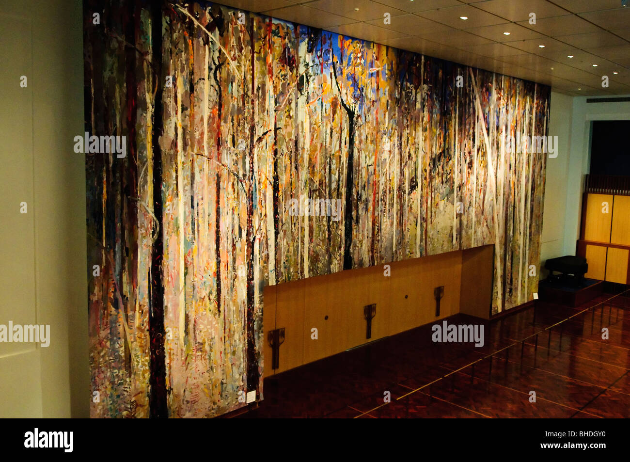 A Canberra, Australia - l'ingresso pubblico a Casa del Parlamento si apre su di un atrio principale che conduce nella grande hall, che offre un arazzo basato su un dipinto di Arthur Boyd, il cui originale è anche sul display dell'edificio. Le funzioni che sono parlamentari e rilevanza federale spesso luogo qui, ma la grande sala è aperta anche alle funzioni per il pubblico in generale, come matrimoni e la vicina università di Canberra ospita le cerimonie di laurea qui. Foto Stock