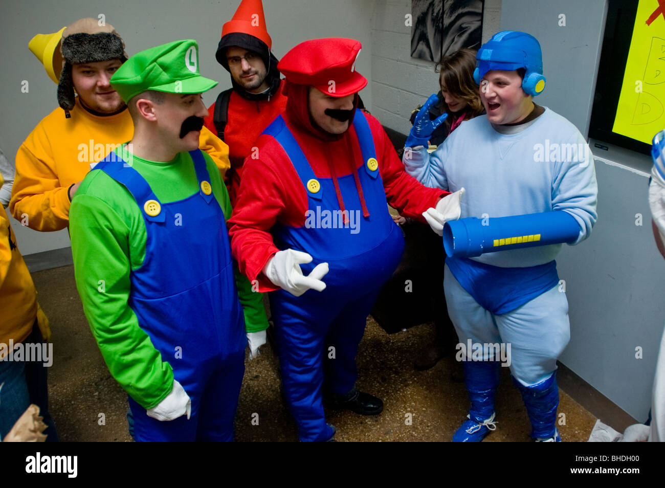 Mario critiche. Immagine dal Idiotarod gara in New York City. I concorrenti gara carrelli di shopping in themed-team. Foto Stock
