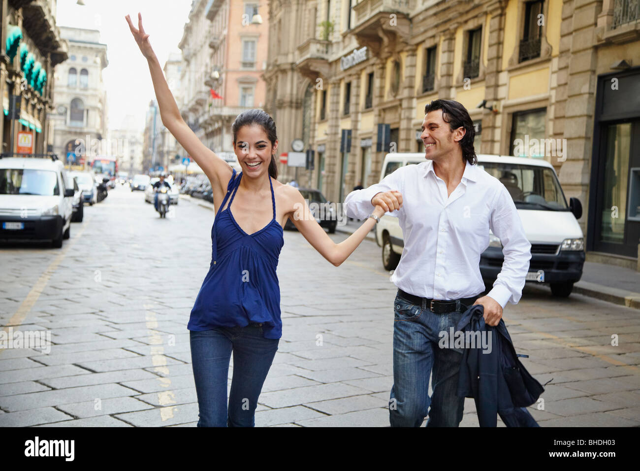 Giovane holding hands in strada Foto Stock