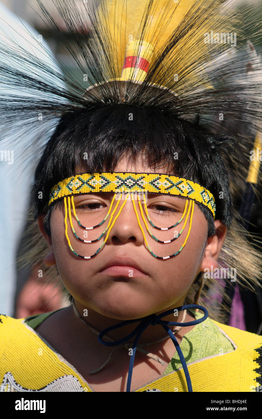 Native American Boy in abito tradizionale Foto Stock