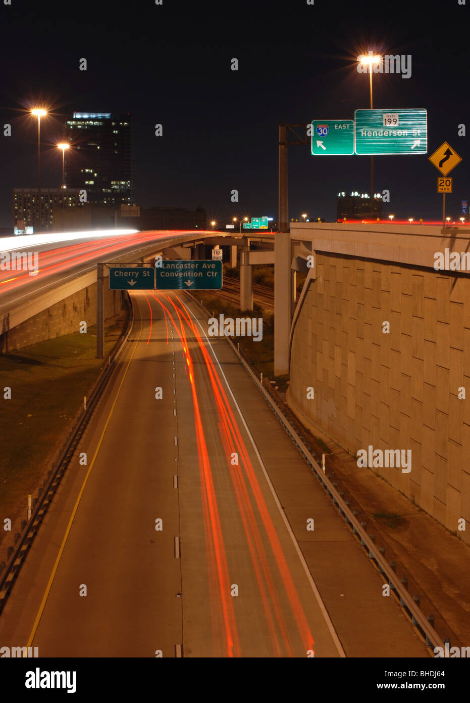 Auto la guida su una superstrada a Ft. Vale la pena di Texas Foto Stock