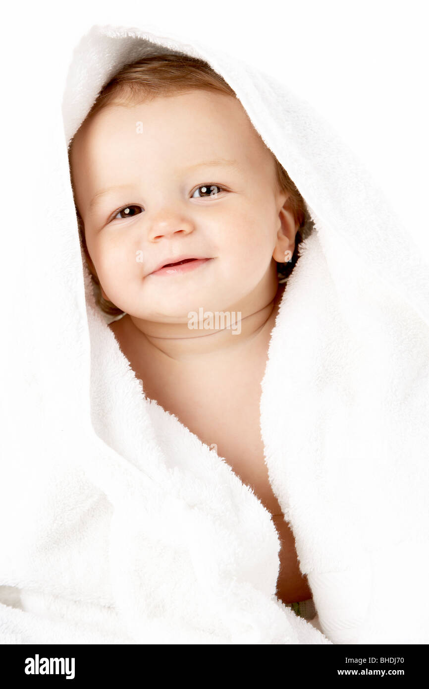 Ritratto in studio di bimbo avvolto in asciugamano Foto Stock