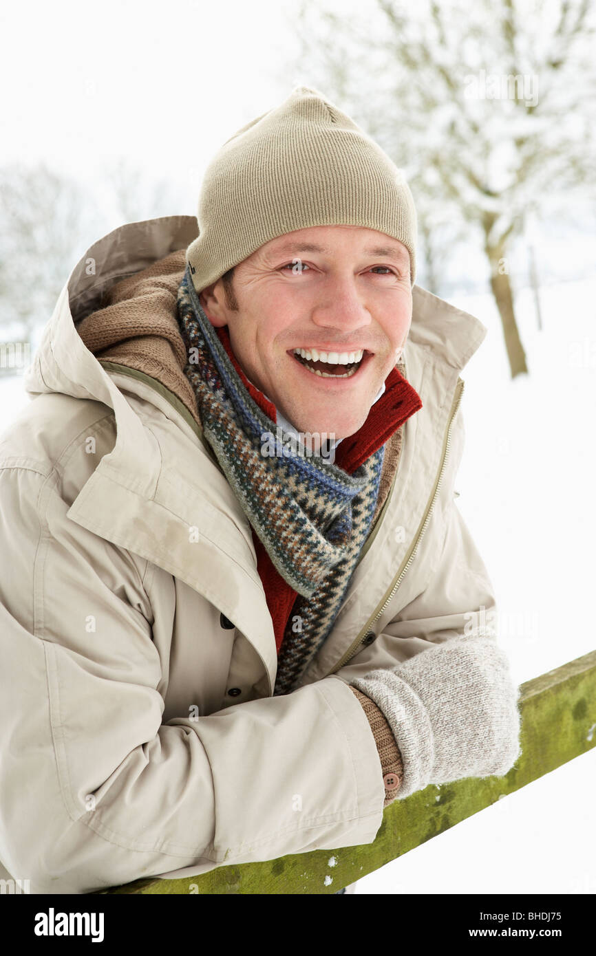 Uomo in piedi fuori nel paesaggio innevato Foto Stock