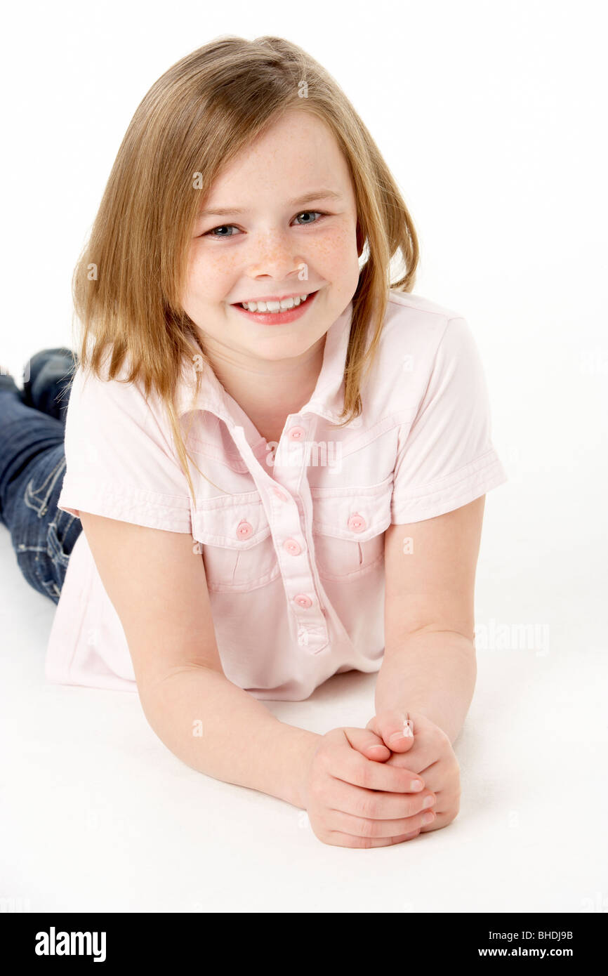 Ragazza giovane giacente su stomaco in Studio Foto Stock