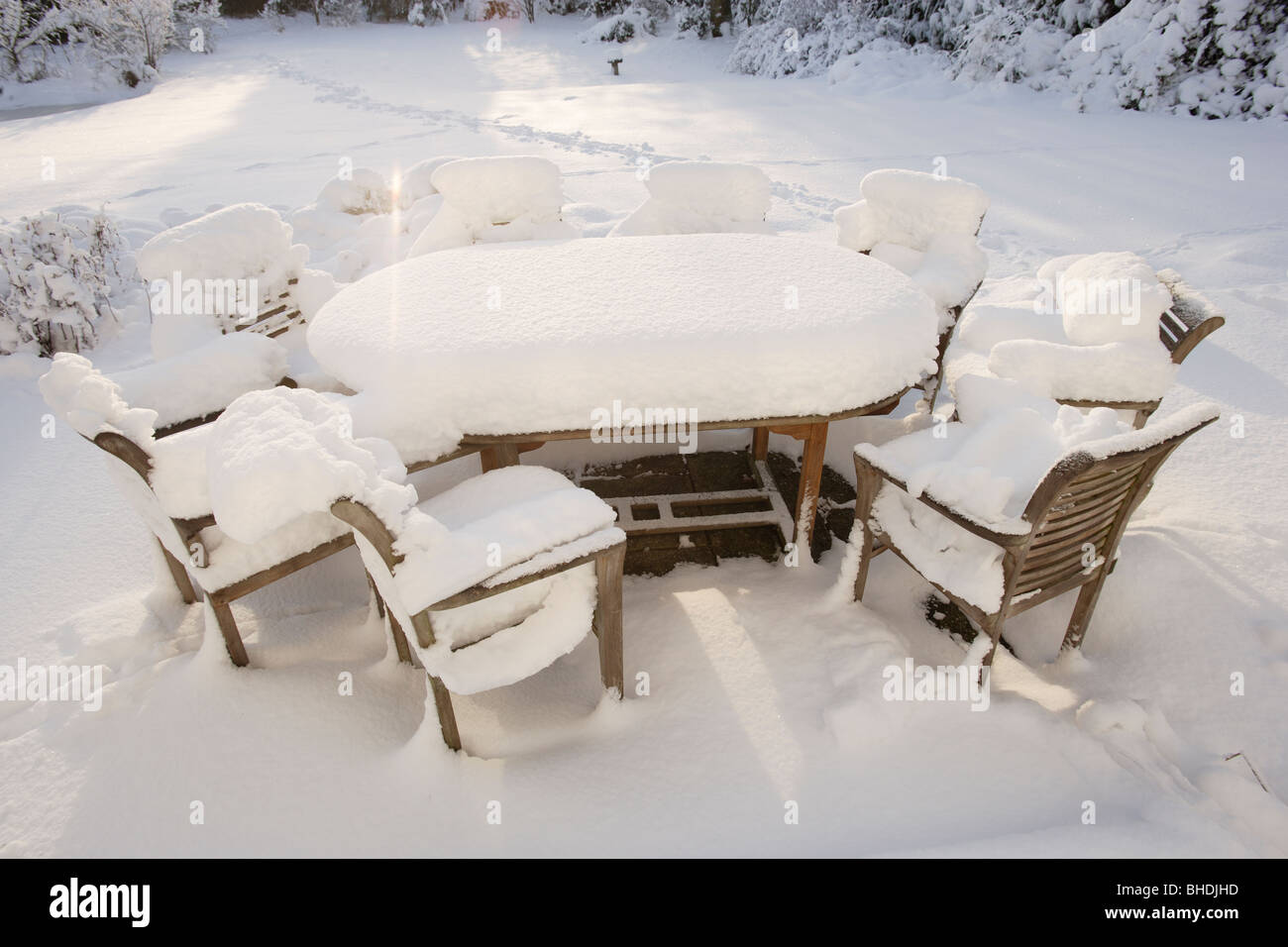 La neve su un tavolo con sedie set Foto Stock