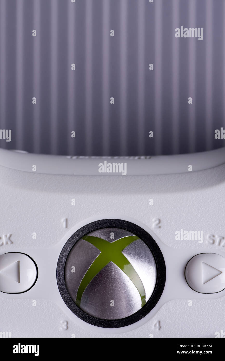 Controller Xbox 360 "sull' pulsante su uno sfondo a strisce Foto Stock