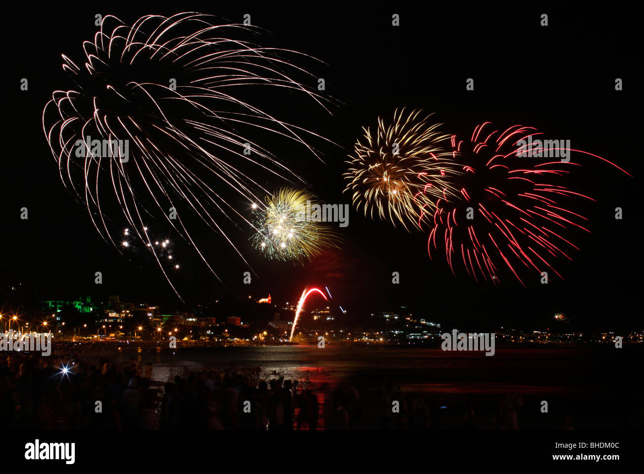 Fuochi d'artificio per celebrare il nuovo anno sulla spiaggia di Bombinhas in Santa Catarina - Brasile Foto Stock