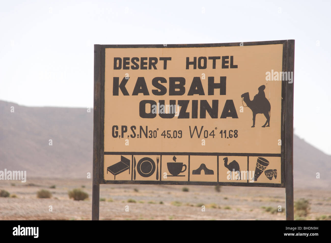 Hotel segno con la posizione GPS vicino alla città di Taouz nel deserto del Sahara in Marocco centrale vicino alla frontiera algerino Foto Stock