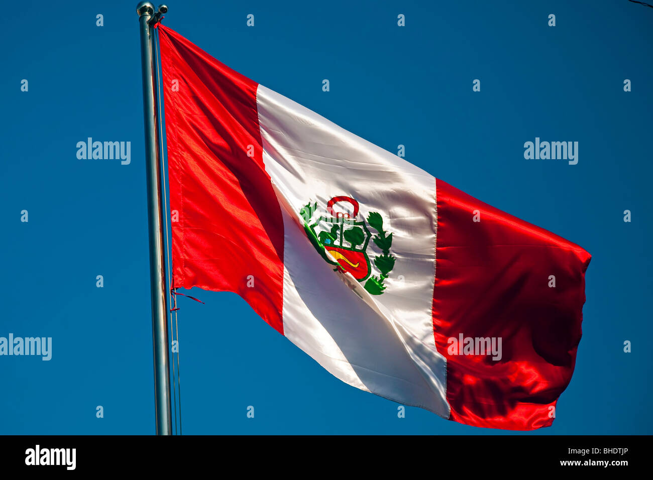 Bandiera del Perù contro il cielo blu Foto Stock