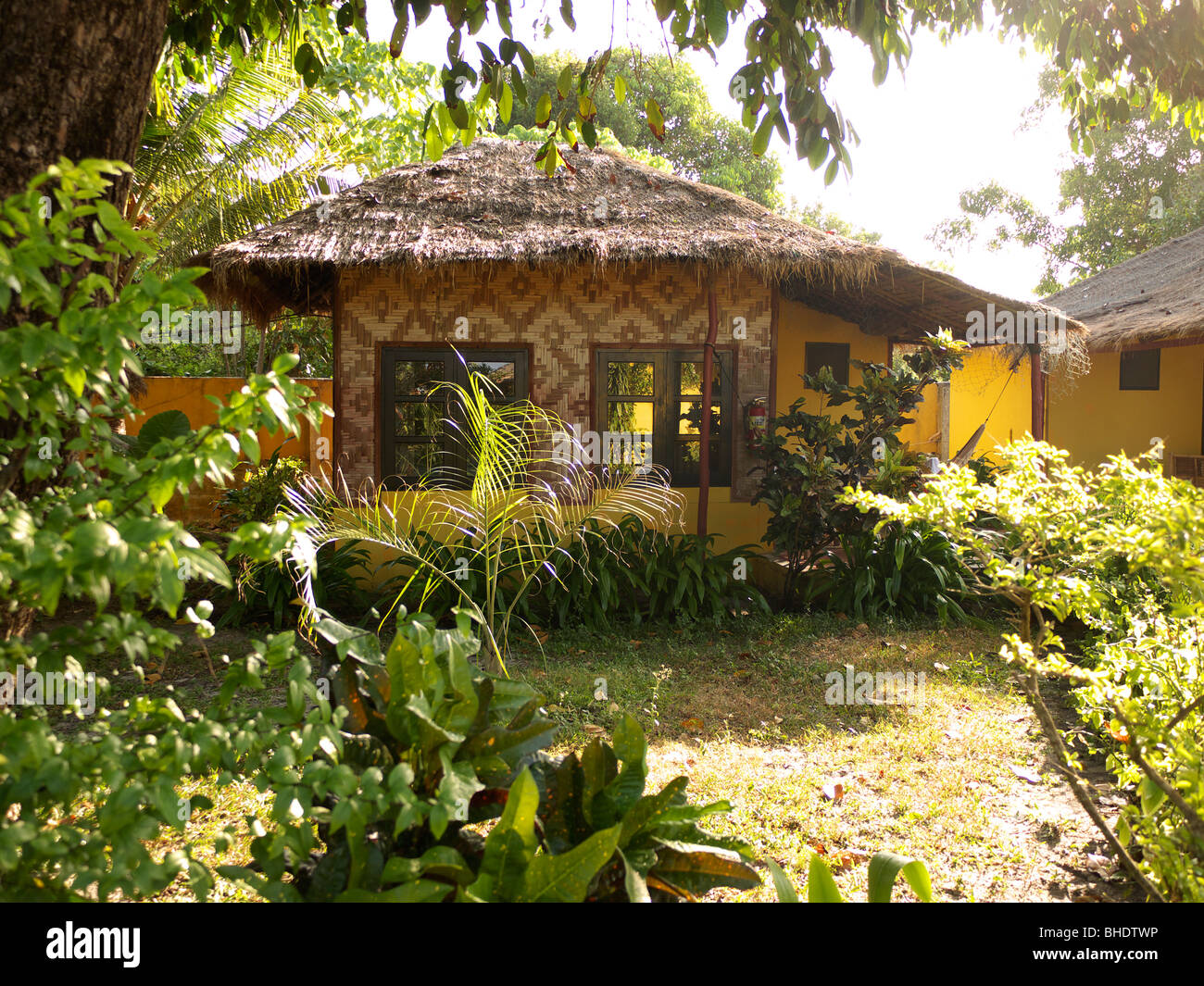 Resort con bungalow con tetto in paglia in spiaggia Hat Phra Ae sull isola di Ko Lanta,a sud della Thailandia,Mare delle Andamane Foto Stock