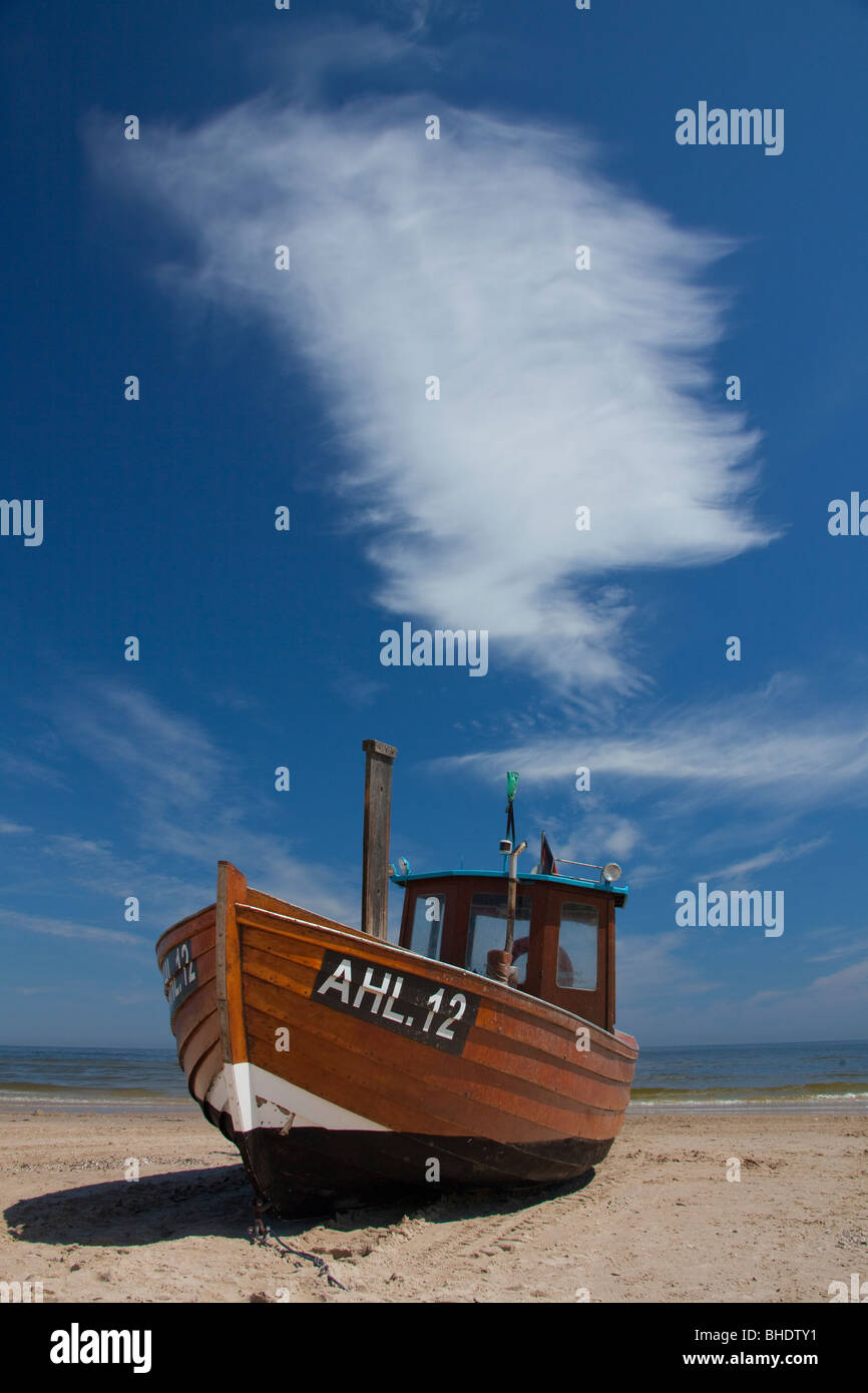 Barca da pesca sulla Spiaggia di Ahlbeck sull'isola baltica Usedom. Nel Meclemburgopomerania Occidentale, Germania. Foto Stock