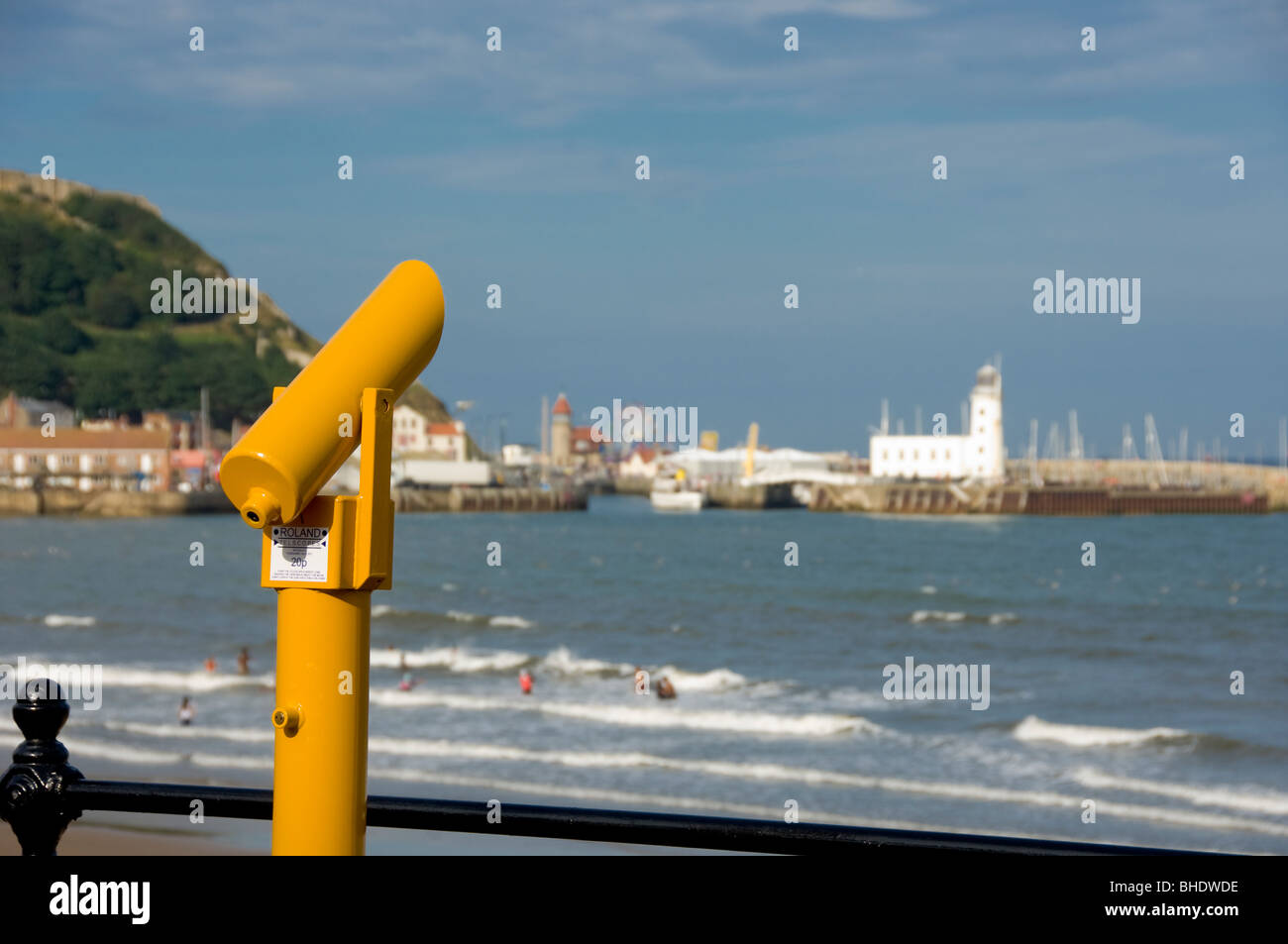 Cannocchiale giallo sul lungomare di South Bay che guarda verso il porto e il faro. Scarborough, Regno Unito Foto Stock