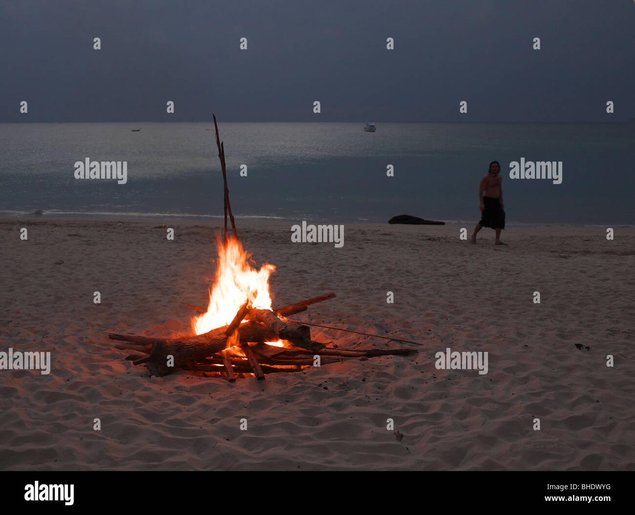 Falò sulla spiaggia di Hat Phra Ae,Ko Lanta,a sud della Thailandia,Mare delle Andamane Foto Stock