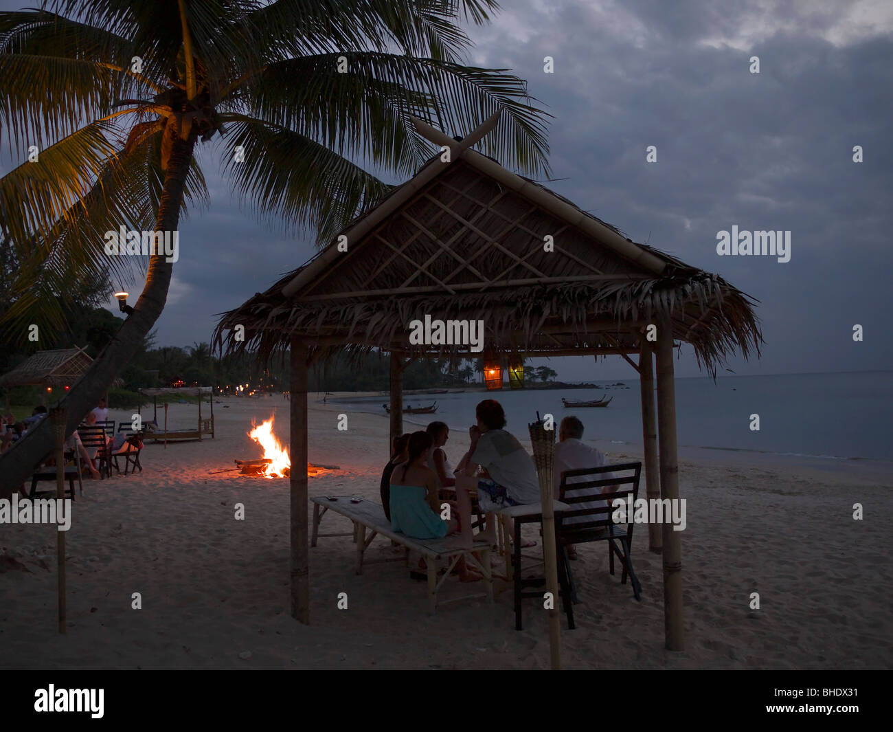 Tramonto sulla spiaggia di Hat Phra Ae,Ko Lanta,a sud della Thailandia,Mare delle Andamane Foto Stock