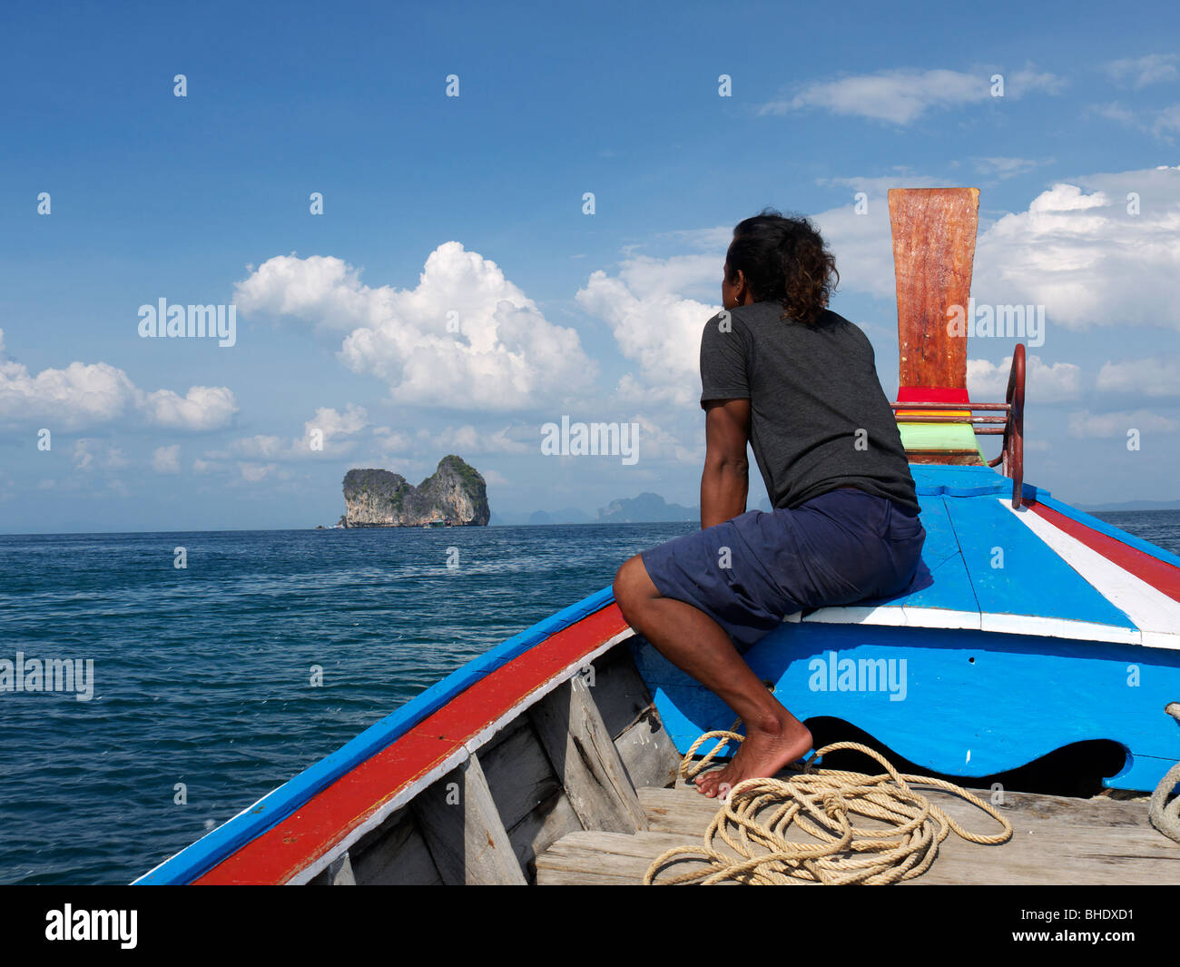 Islander su una barca dalla lunga coda vicino a Ko Hai,Thailandia,Mare delle Andamane Foto Stock