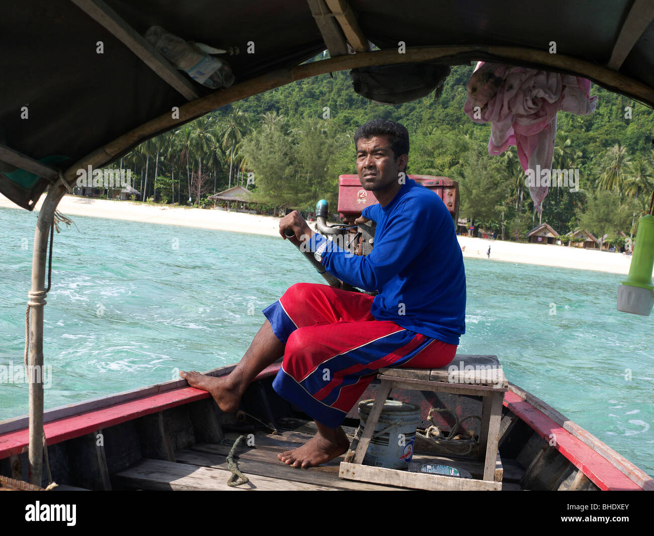 Islander su una barca dalla lunga coda vicino a Ko Hai,Thailandia,Mare delle Andamane Foto Stock