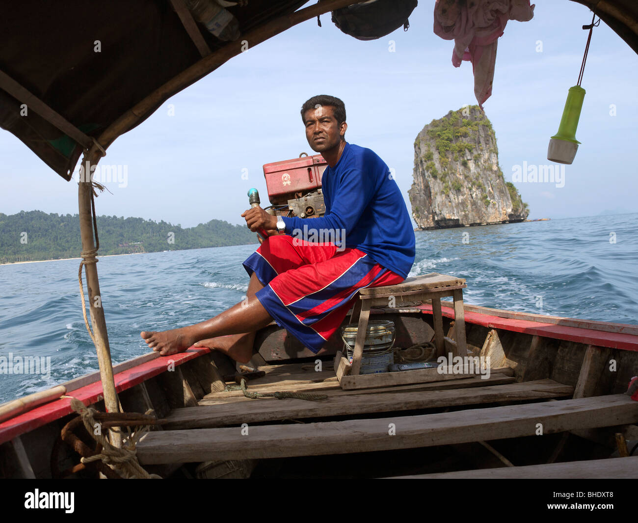 Islander su una barca dalla lunga coda vicino a Ko Hai,Thailandia,Mare delle Andamane Foto Stock