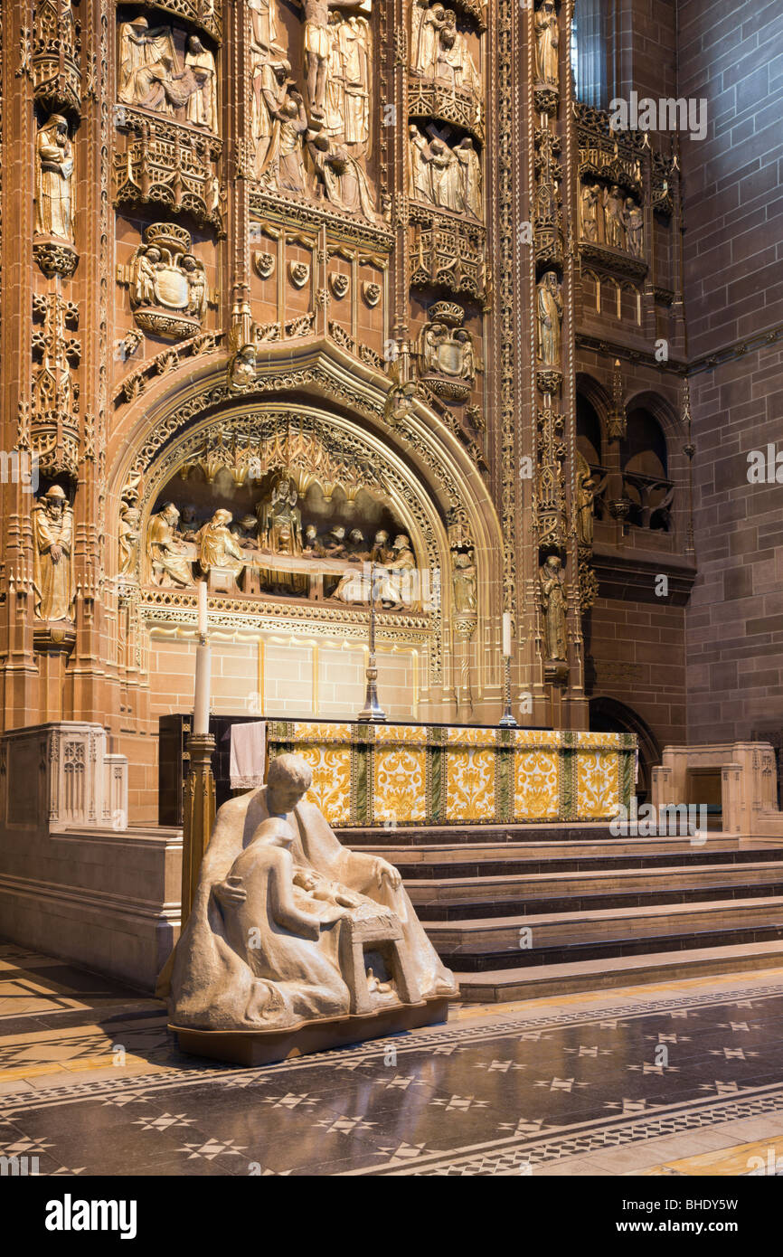 Maria Giuseppe e Gesù bambino scultura presso l'altare maggiore nella Cattedrale Anglicana. Liverpool, Merseyside, Inghilterra, Regno Unito, Gran Bretagna. Foto Stock